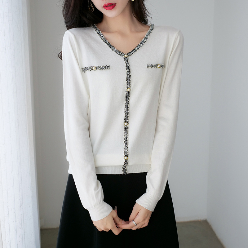 【針織衫推薦小撇步】如何挑選時尚又百搭的針織衫款式? 27 針織衫挑選小撇步2:鈕扣分佈少而大