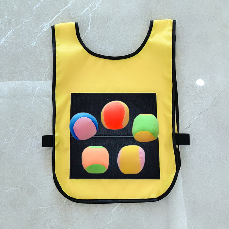子供のくっつくボールの服はゲームの道具を避けます。|undefined
