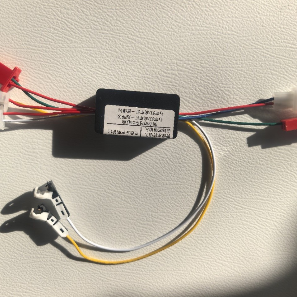 Instalación no destructiva del módulo de enlace de dirección electromotriz para la modificación de la luz trasera del vehículo eléctrico