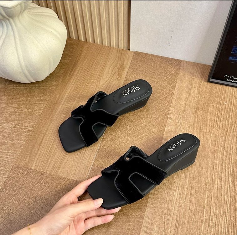 Women's Summer 2026 New Fashion High-end Flat Comfortable Sandals With Chunky Heels For Casual Beach Wear_vogvips.com