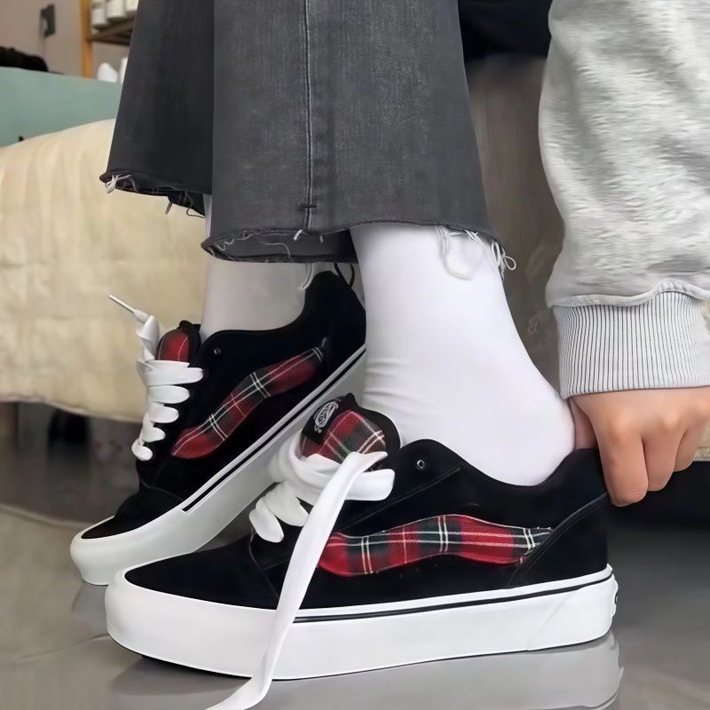 Lujo ligero y versátil estilo de Hong Kong calle lengua gruesa pareja hombres y mujeres 2025 nuevos zapatos de pan casuales de suela gruesa para hombres de moda de la calle alta