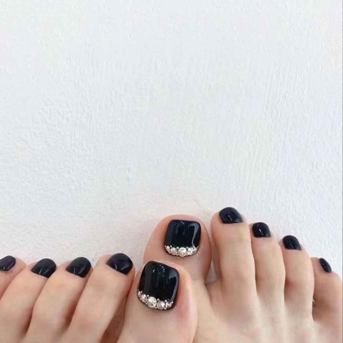 Use un parche de uñas de pies use un parche de uñas de verano brillado francés bordes blancos rosa puro de uñas de los pies