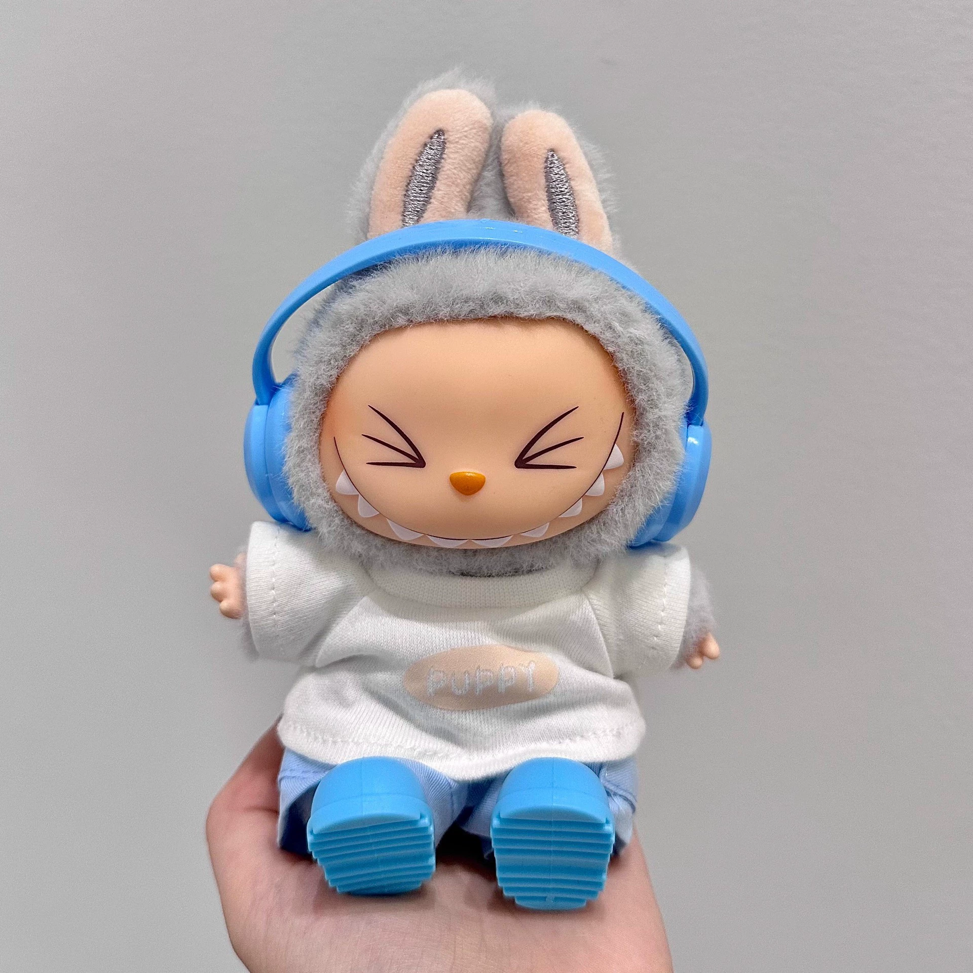 Одежда для кукол LABUBU поколений 1, 2, 3, комплект: сидячая кукла LABUBU, футболка «макарон», наушники (в наборе)