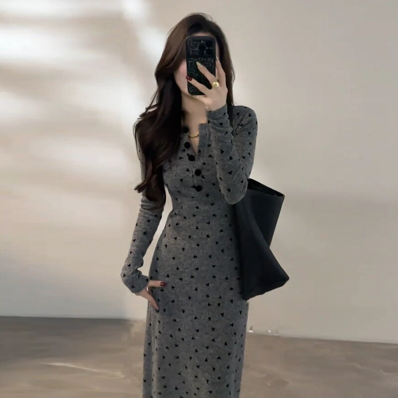 French-style casual gray long-sleeved dress for women, featuring a heart print, a cinched waist design, and a slimming silhouette French-style casual gray long-sleeved dress for women, featuring a heart print, a cinched waist design, and a slimming silhouette