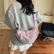 大容量饺子包女2025新款轻便宽带斜挎包尼龙帆布通勤包运动骑行包