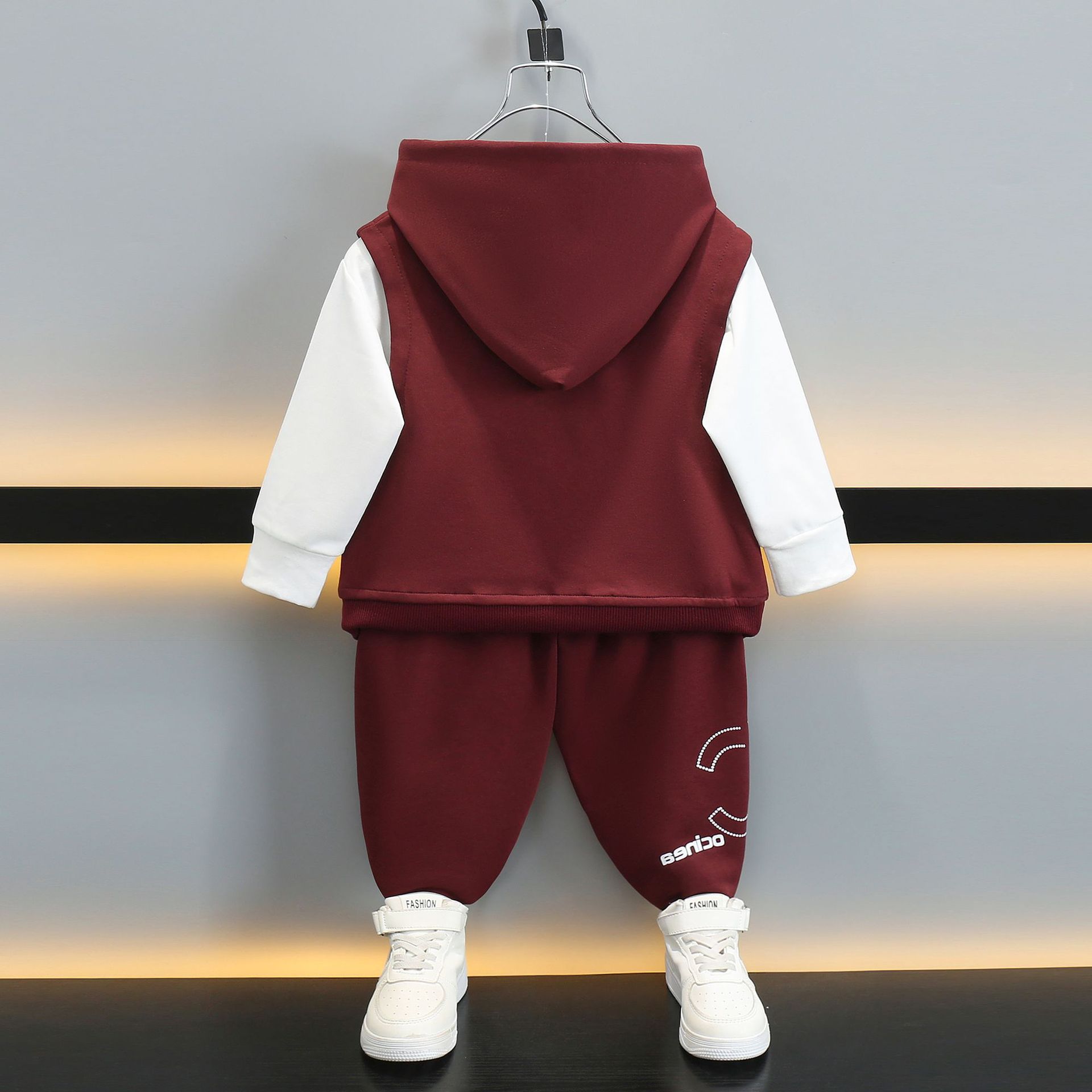 6227 Traje de suéter de estilo occidental de otoño para niños Traje de tres piezas de deportes de primavera y otoño para niños 2025 Nuevo chaleco de bebé para hombres