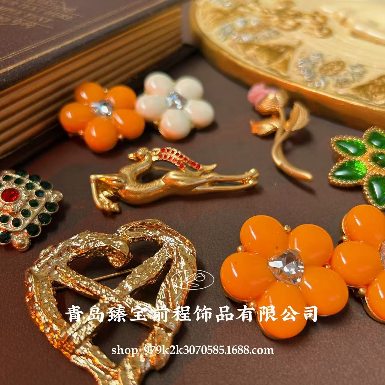 Fashionable Elegant Flower Style Brooch Medieval Vintage Retro Multi-Element Classical Heart Flower Gemstone