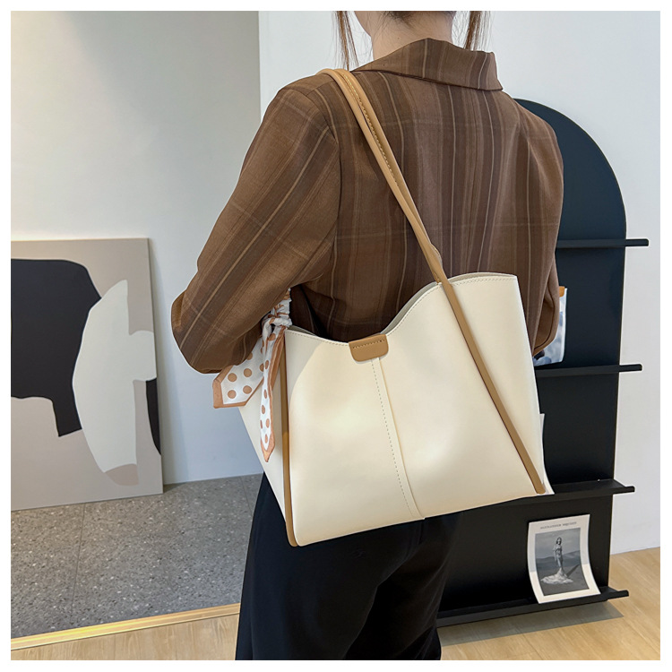 Taschen Damen 2022 Neue Modetrend Pu Handtasche Lässig Große Kapazität Seiden Schal Einkaufstasche Umhängetasche display picture 1