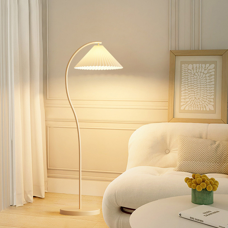 Lámpara de pie Vintage Crema retro francesa Sala de estar Dormitorio Lámpara de mesa vertical Lámpara de ambiente plisada de estilo japonés