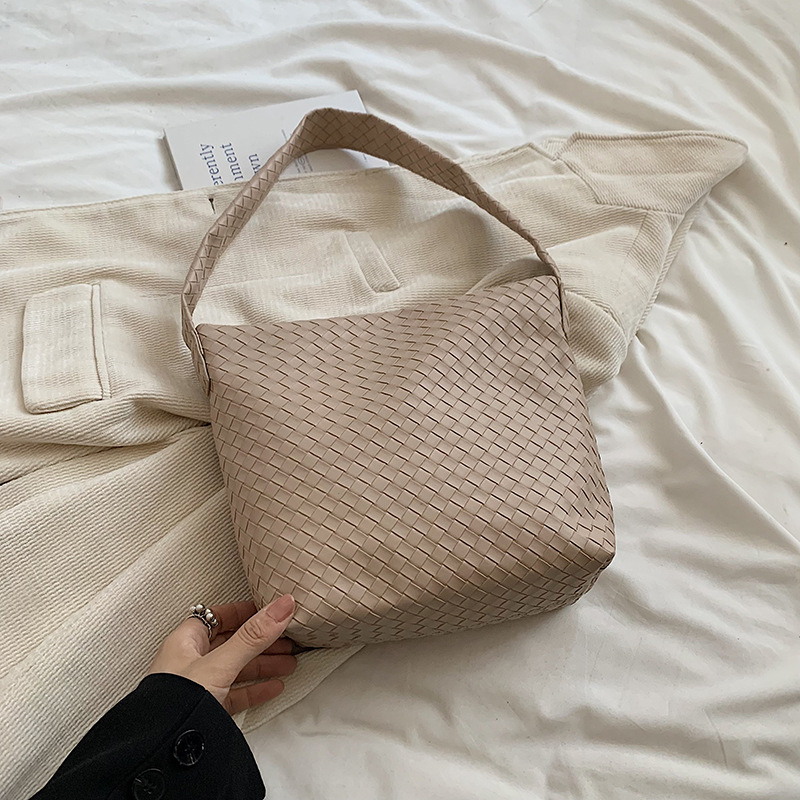 Bolsos de tejido de alta sensación para mujeres 2024 nueva moda coreana bolsas de hombro de viaje simple de gran capacidad