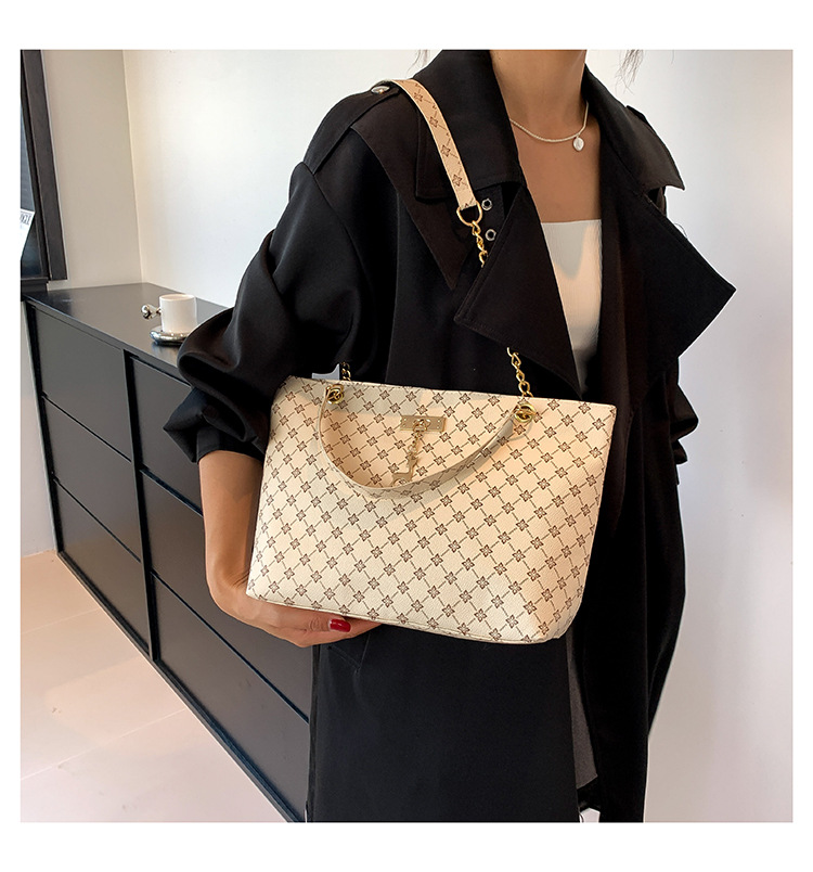 2024 New Large Capacity Bag Women's Bag Fashion Commuting Retro Chain Handheld Shoulder Bag Printed Tote Bag_voghion.com