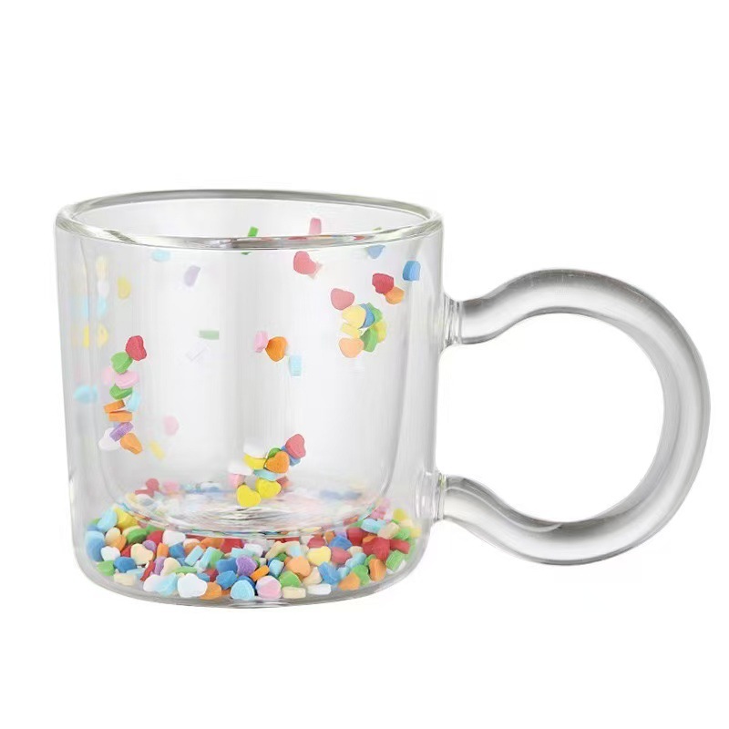 Taza de amor colorida con asa transparente.