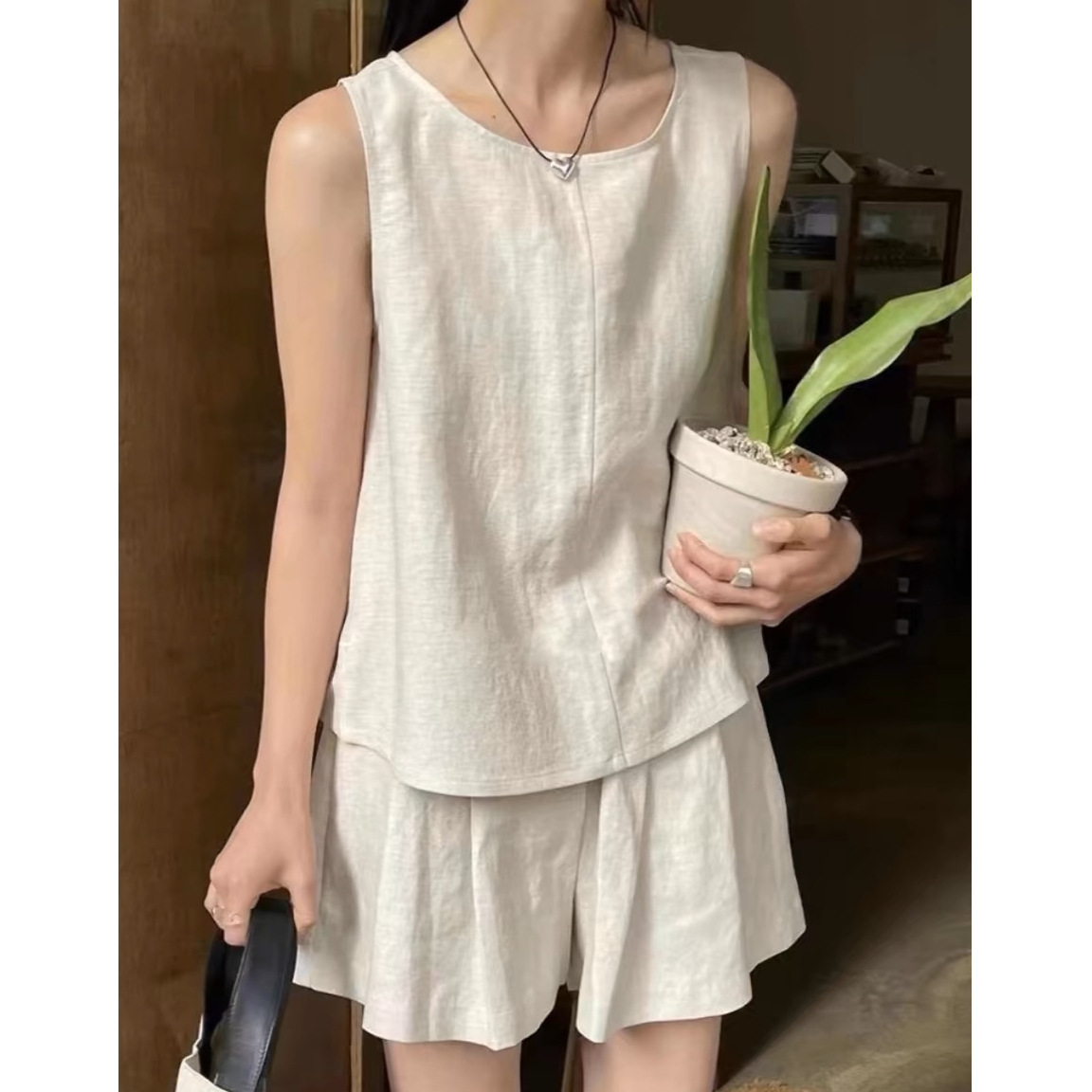 Fashion Suit Women's Summer Design Discreet Sleeveless Vest Top Casual Wide-Leg Shorts Two-Piece Set