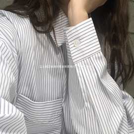 白色叠穿条纹衬衫女春秋春学生竖条纹设计感上衣宽松内搭打底衬衣