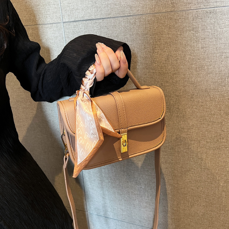 2023 autumn and winter new style light luxury versatile high-end women's retro crossbody handheld small square bag_voghion.com