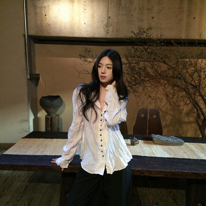 Korean-style pleated collar white long-sleeve women's shirt, 2026 new vintage Hong Kong style, elegant and slimming top Korean-style pleated collar white long-sleeve women's shirt, 2026 new vintage Hong Kong style, elegant and slimming top