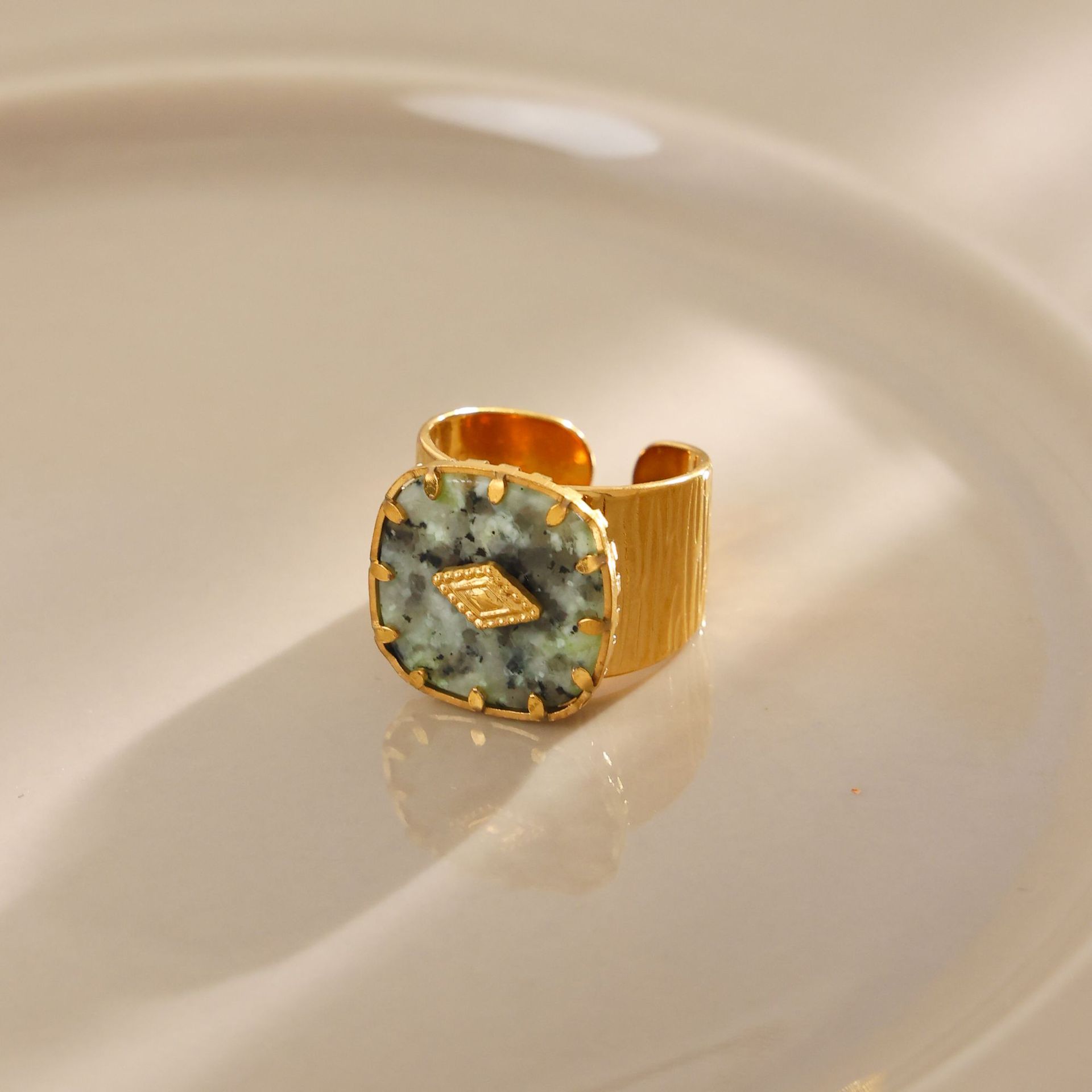 Anillo de acero inoxidable de piedra natural transfronteriza de alta calidad, anillo de nicho de titanio, joyería de mano, anillo de joyería para mujeres
