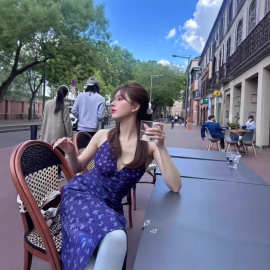 赵思同款蓝色V领碎花挂脖连衣裙女夏季法式海边度假收腰吊带裙