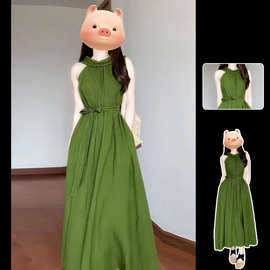 法式气质慵懒度假风挂脖连衣裙女夏季森系绿色显白露肩收腰长裙子