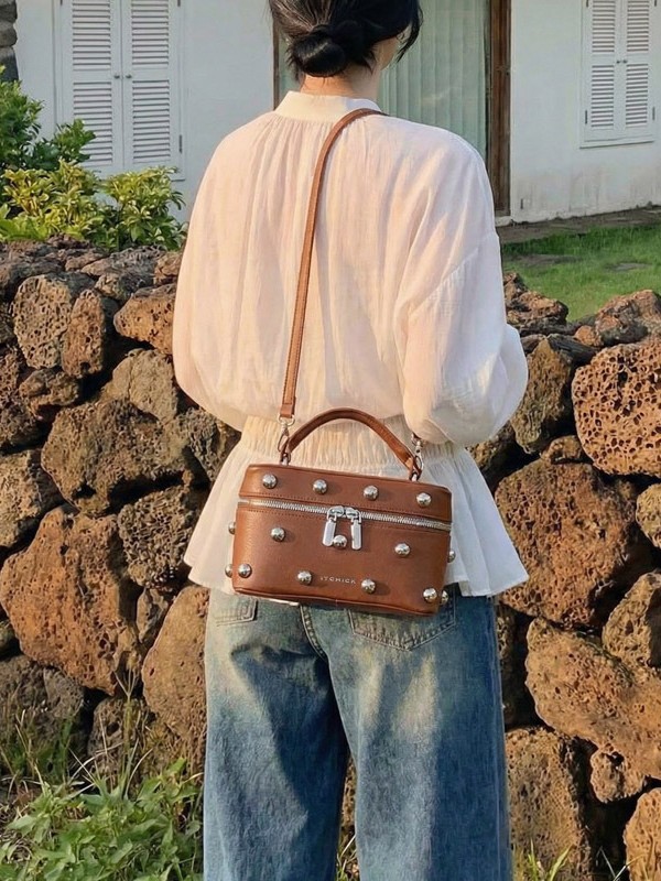 Bolsos portátiles de textura alta para mujeres 2026 nuevos nichos transfronterizos de diseño remaches de moda versátil bolso de mochila