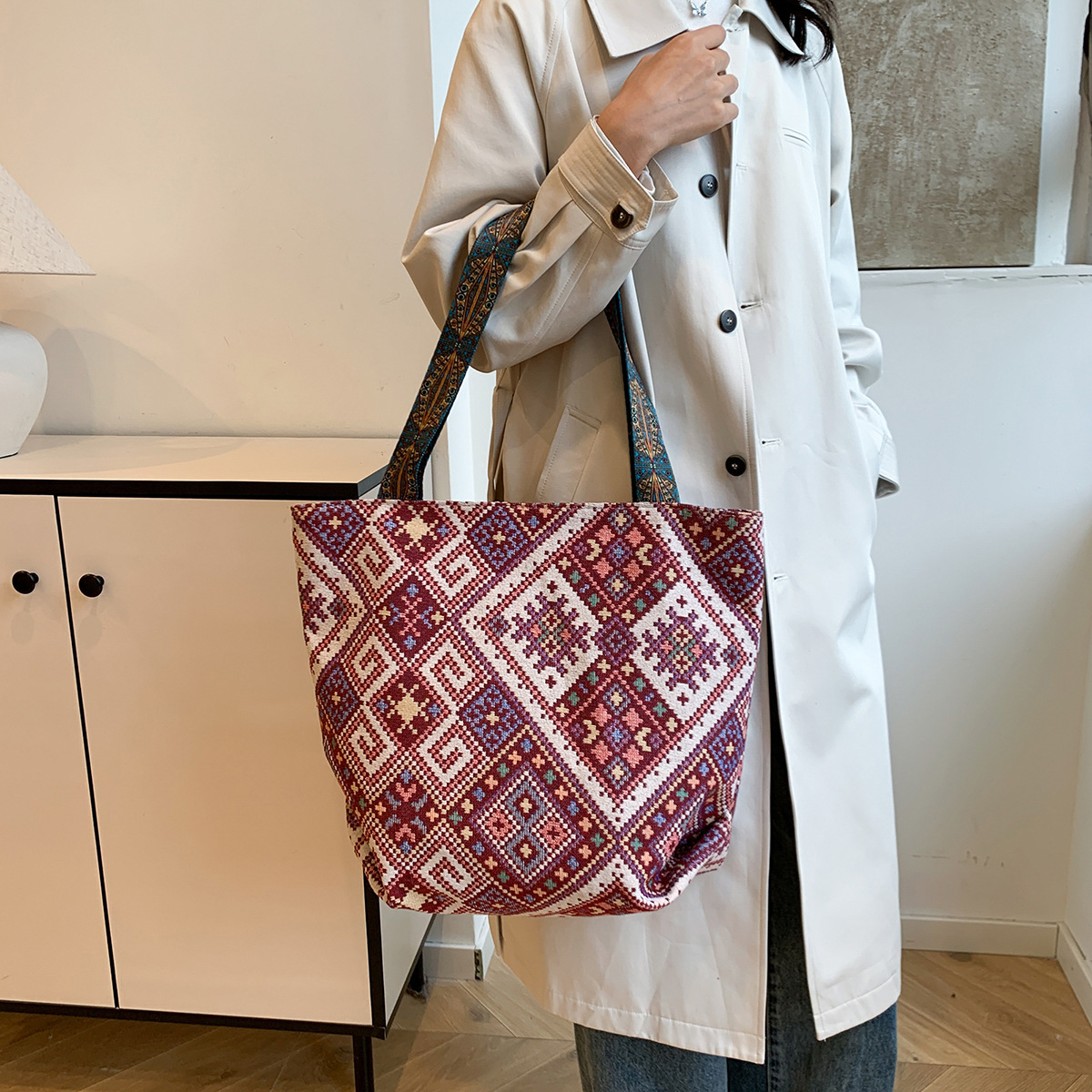 패션 유행 대용량 토트 백 여성의 2023 여름 새로운 패션 통근 가방 캐주얼 토트 백