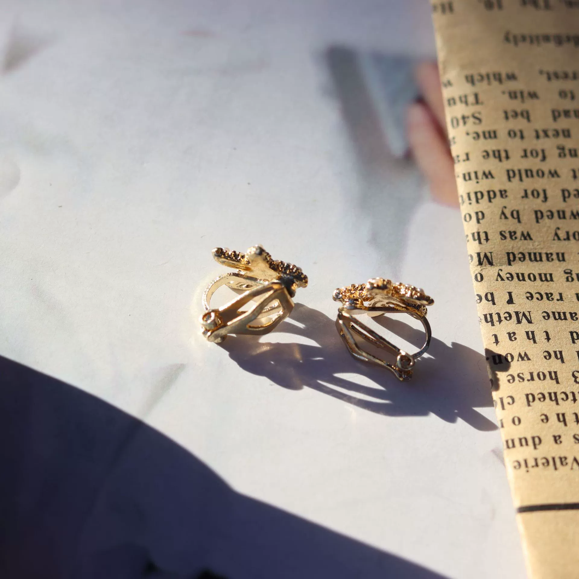 Серьги из серебра 925, золотистый геометрический дизайн с жемчугом — треугольный зажим или гвоздик S925
