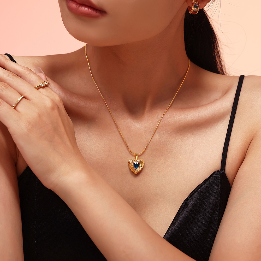 Pendant with zircon