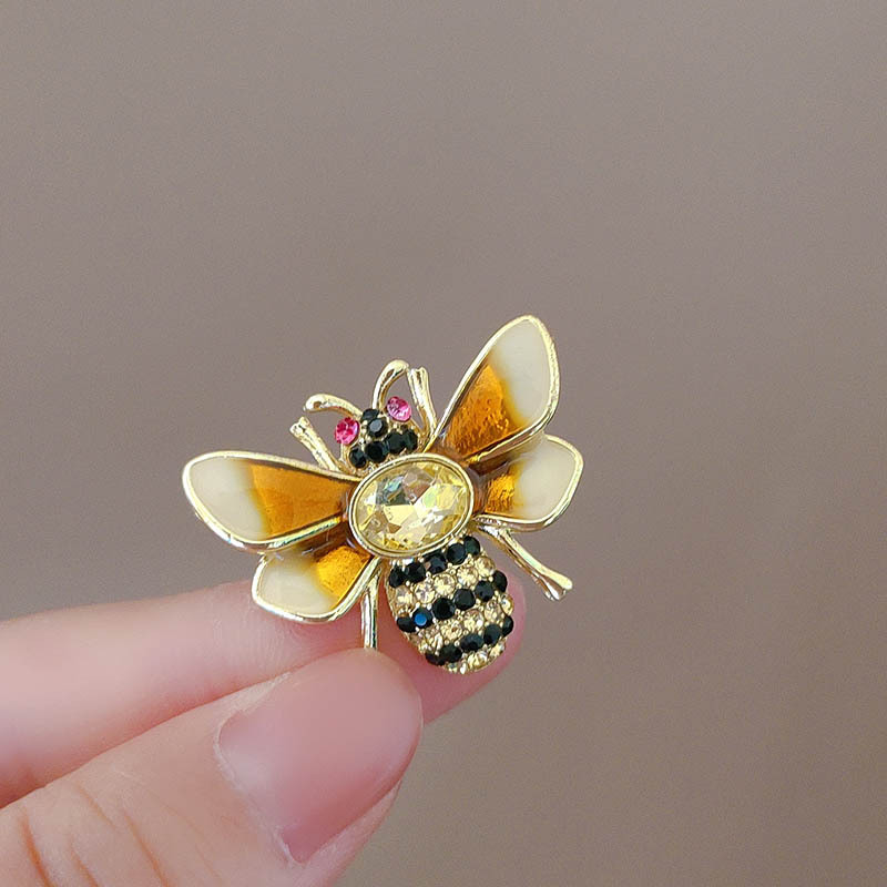 Temperamento de alta calidad pequeño broche de abeja retro encantador nicho flor de pecho exquisita moda animal pin accesorios de ropa mujer