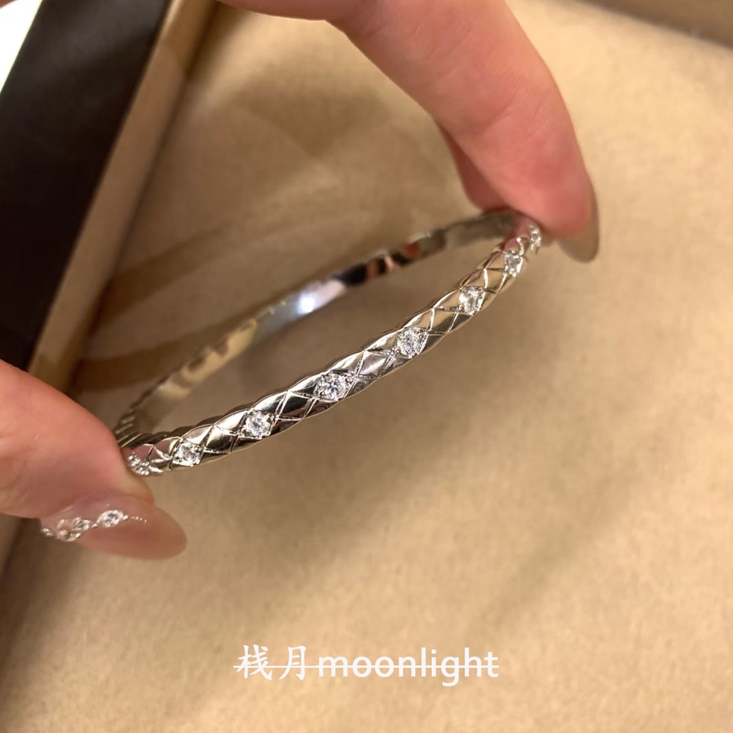 Bracelet with diamond pattern with zircon