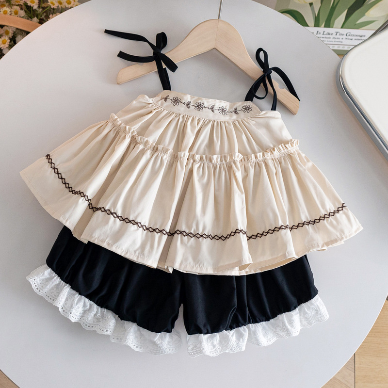 2025 女の子サマースーツ、ファッショナブルで人気のある女の赤ちゃん刺繍サスペンダートップレースショーツ 2 点セット|undefined
