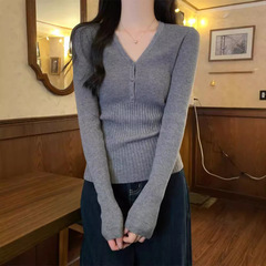 グレーvネックのニットの女性2025新作春と秋の高級感があります。