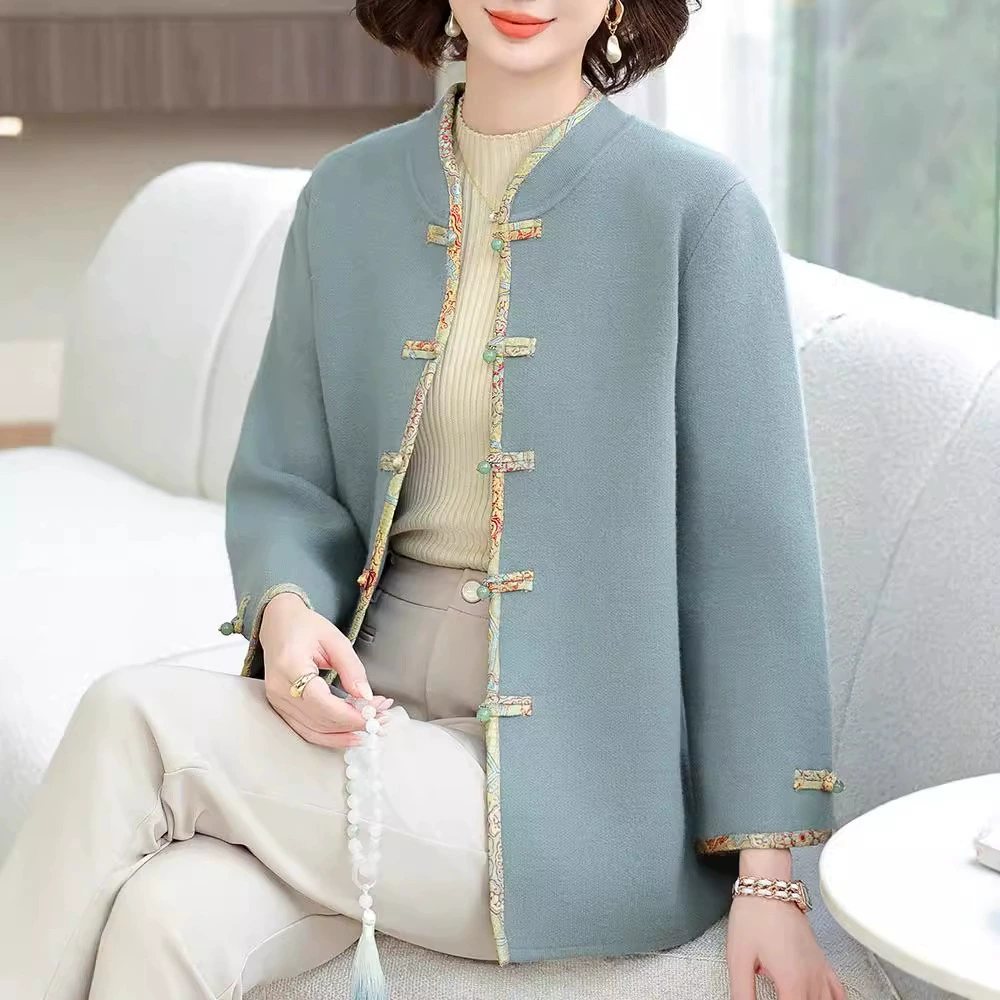 Новая осенняя куртка в китайском стиле для мам, новая модель 2025 года, элегантный вязаный кардиган для женщин среднего и старшего возраста на весну и осень.