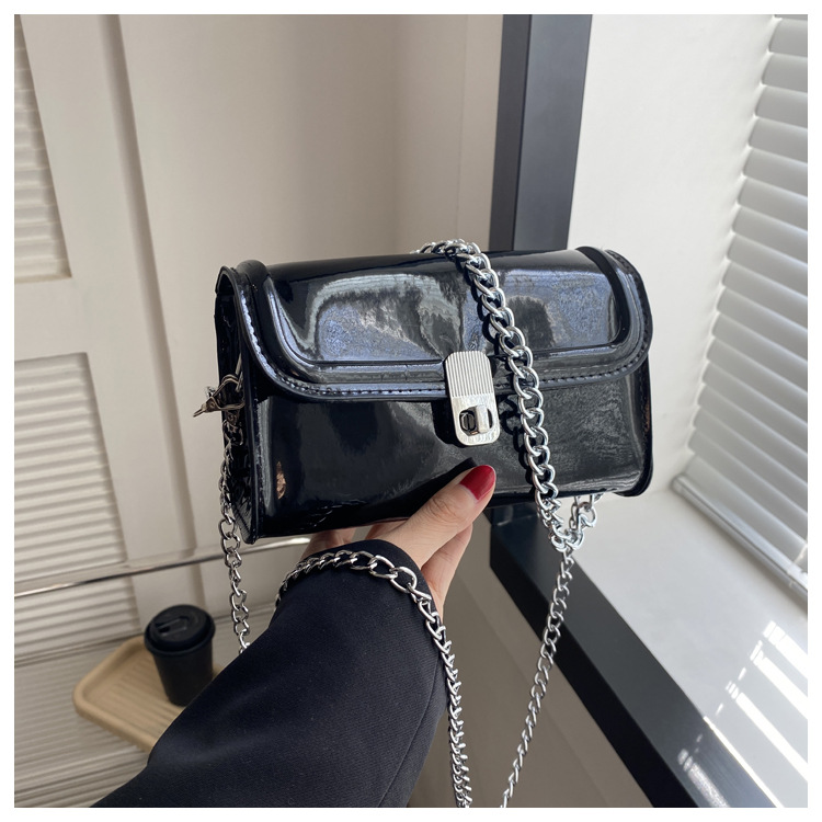 Women's Small Pu Leather Solid Color Vintage Style Streetwear Square Lock Clasp Crossbody Bag display picture 13