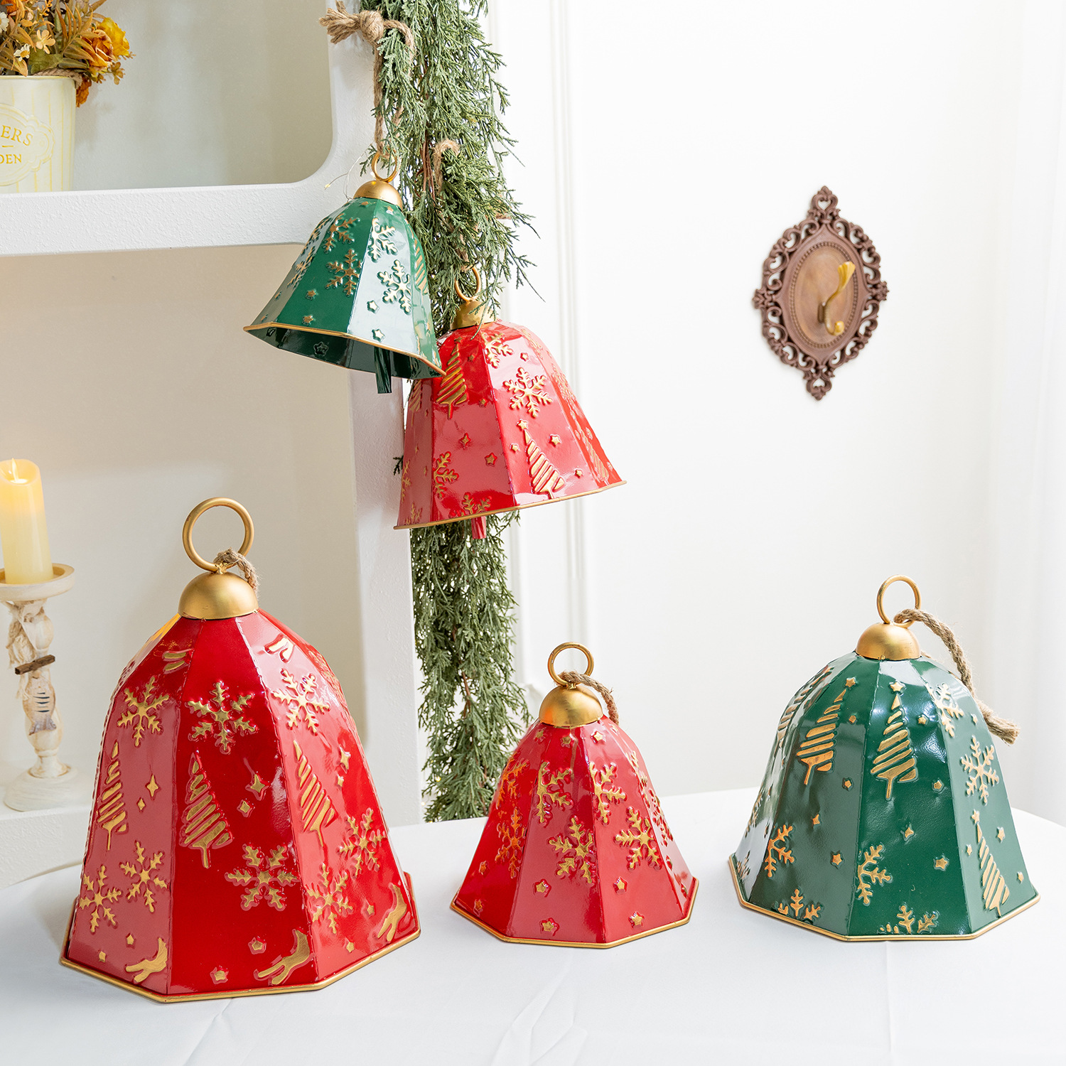 Christmas Iron Bell Ornaments 3pcs Red and Green Embossed Snowflake Wall Clock Vintage Bell-shaped Bell for Window Decoration
