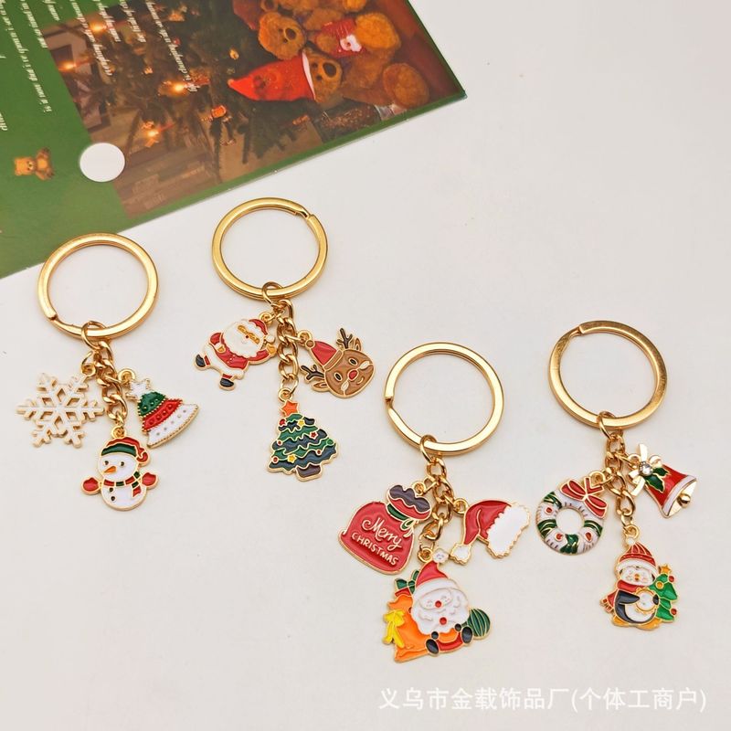 クリスマスのキーチェーンのクリスマスツリーは精巧なサンタクロースのヘラジカのプレゼントの箱の鈴のアクセサリーの包みのペンダントを飾ります。|undefined