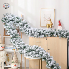 クリスマスデコレーション、白い雪の降る模様の植毛籐パッケージ、ホテルモールのドア、窓、フロントデスクの吊り下げガーランド