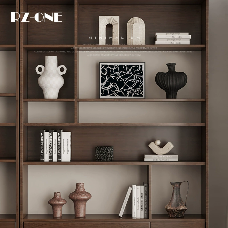 Древний шкаф с настенным шкафом для вина открыт для мягких украшений