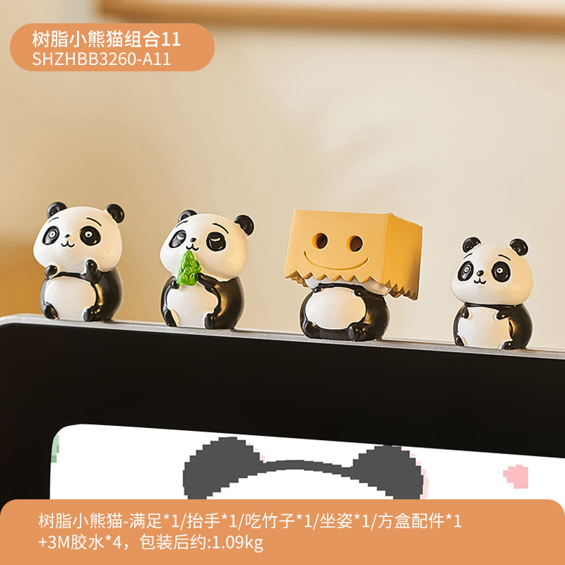 パンダのパソコンは腹ばいになってオフィスのデスクトップの装飾品を飾っています。|undefined