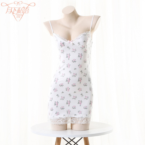Sexy lingerie with small floral contrasting colors and lace splicing, sexy low-cut pure lust style suspenders, hip-covering sexy pajamas short skirt