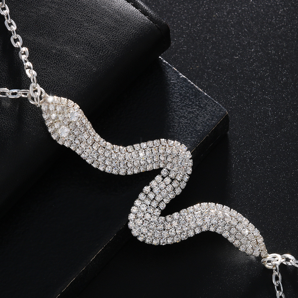 Cadena de pecho de diamantes de imitación en forma de serpiente de moda sexy para mujer Cadena de pecho de cuerpo de Bikini Cadena de pecho transfronteriza europea y americana