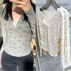 猫の頭の米の白い灰色のレースは長袖のtシャツの女性をつづり合わせて身を修めてやせている上着の漫画の底のシャツを現します。