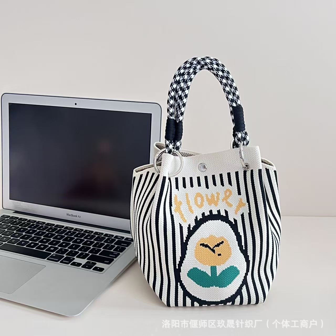 2026 primavera y verano nuevo bolso de cubo de pintura creativo portátil gran espacio de aire de dopamina alta sensación mochila