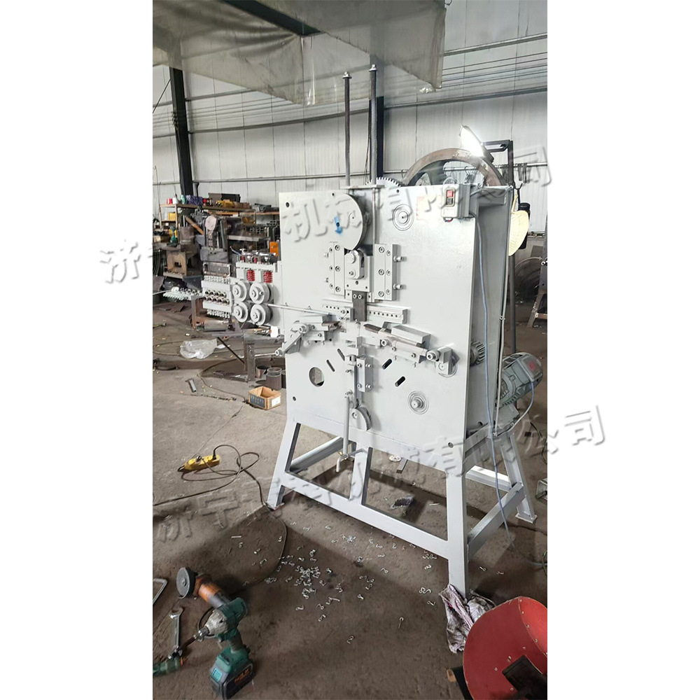 Máquina de alimentación automática y embalaje de hebilla de hierro de metal para equipos de formación de bobina de acero eléctrica y máquina de producción de bloqueo de embalaje