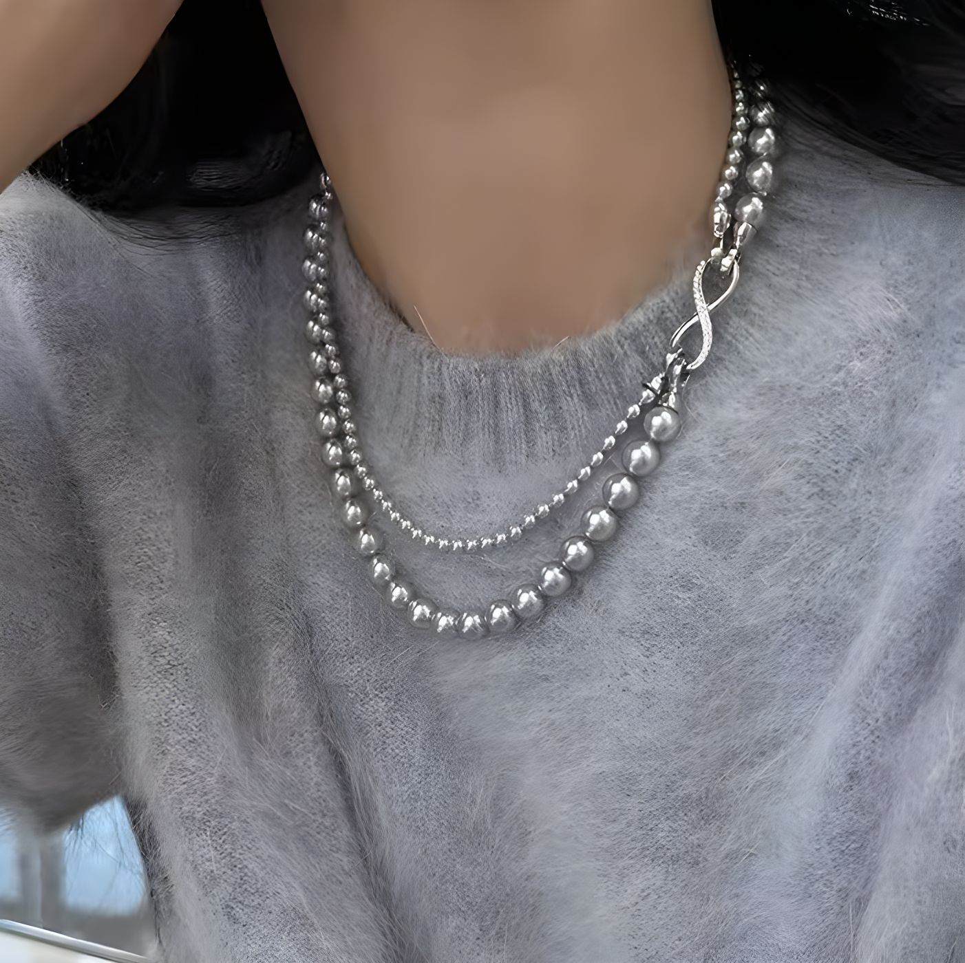 8字のボタンを分割して、首のチェーンの気質を重ねることができます。