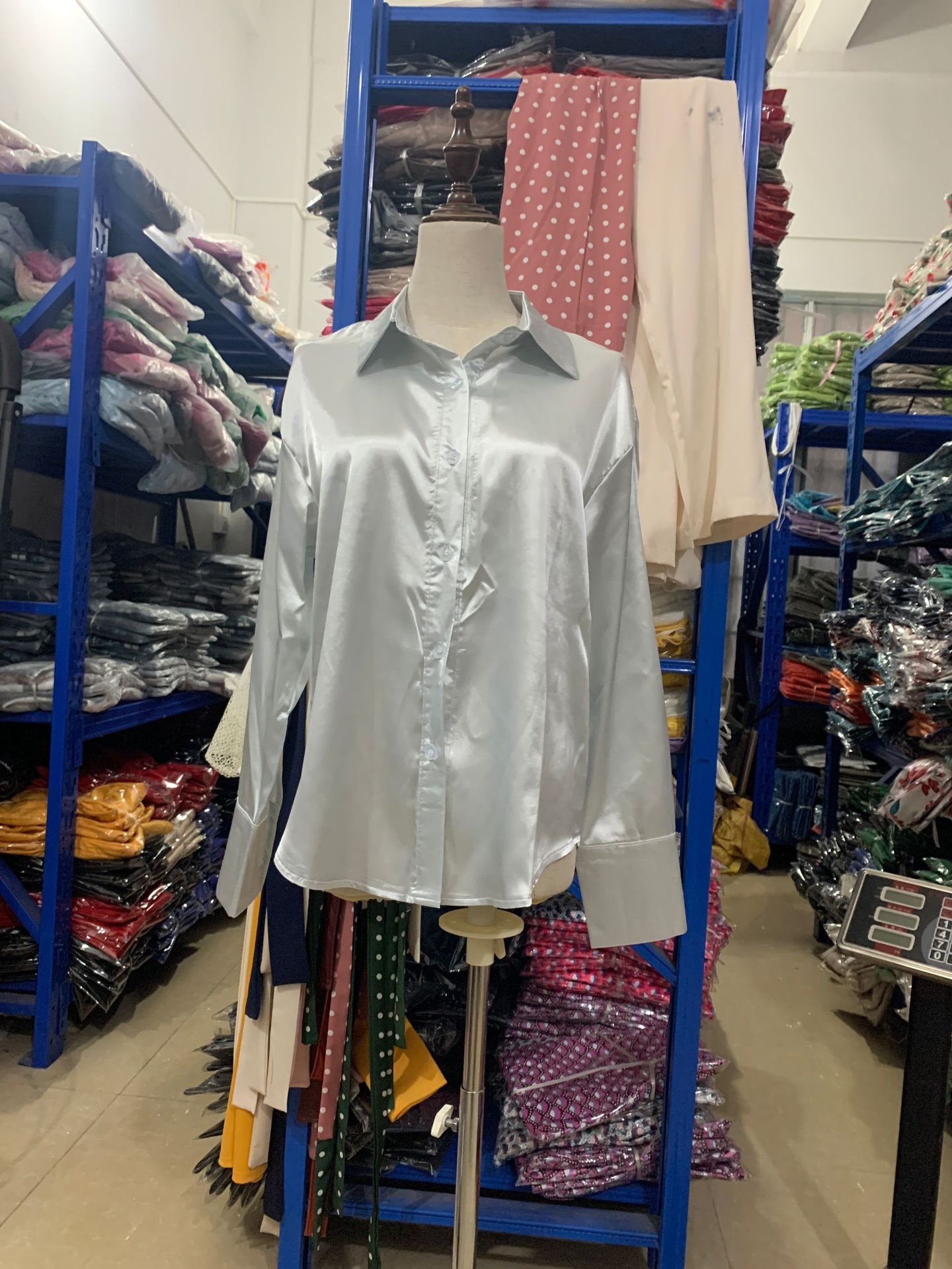 266g Weight Long Sleeve Sleeve Length Single Breasted Placket Type Regular Sleeve Sleeve Type Polyester Fabric Type Regular Top Length Blouse Tops Type Holiday, Daily Occasion Turndown Neckline Slim Fit Type Solid Color Pattern Spring, Autumn Season Women's Gender Button Design Elegant Style Wholesale Women's Elegant Solid Color Long Sleeve Button Blouses 无