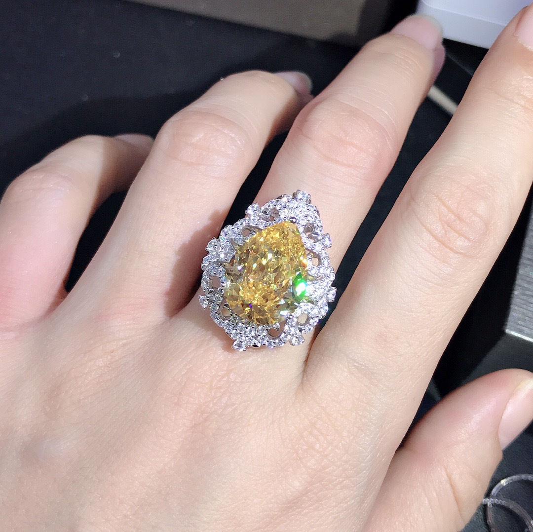 Diamante en forma de gota corte blanco anillo de diamante de alto carbono 10 quilates de oro amarillo incrustaciones importadas anillo de diamante venta caliente