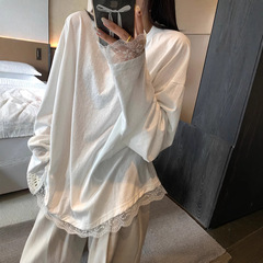 春と秋には底のシャツとレースを合わせてデザイン感があります。丸首のゆったりした上着と白い長袖のカジュアルtシャツの女性です。