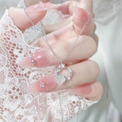 きらきら輝くツバキの花のネックレスの女性の新しい中国の潮の小さい大衆のデザイン感の花のペンダントの鎖の鎖は母の彼女に送ります。