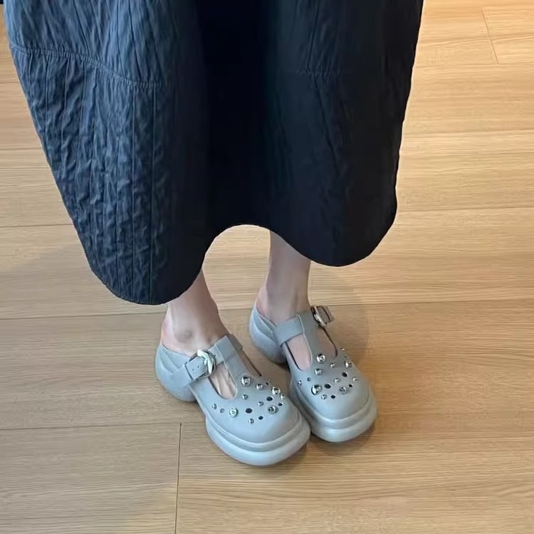 Versión de piel de vaca ~ Nicho Baotou zapatos con agujeros para mujer 2025 nuevo estilo de todo fósforo aumento de suela gruesa casual media pantuflas de boca baja para mujer