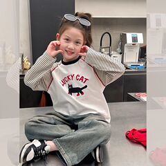 女の子のストライプの肩の袖の上着の子供の長袖は底の漫画の洋風のtシャツの春の新型を打ちます。